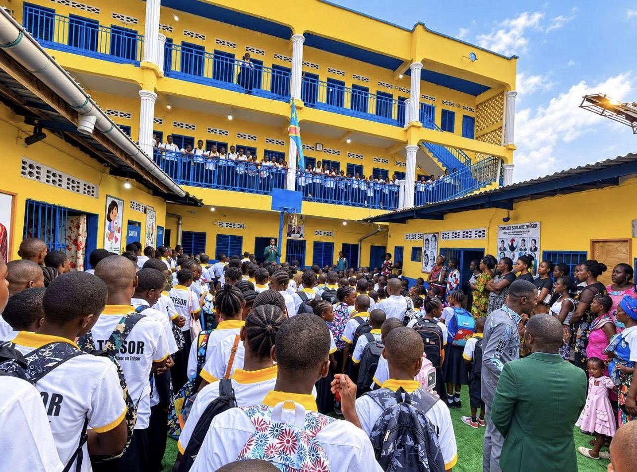Cour et bâtiment du Complexe Scolaire Trésor